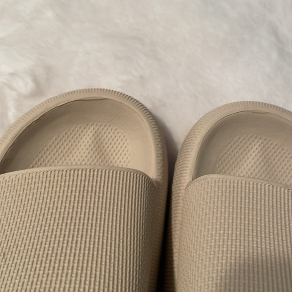 Cushionaire Cloud Slides - Size 10 - Picture 6 of 7